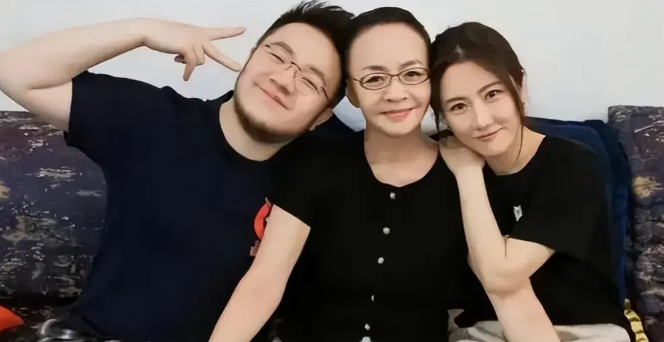 宋丹丹与丈夫牵手散步,展现恩爱,身穿短裤出游显得年轻