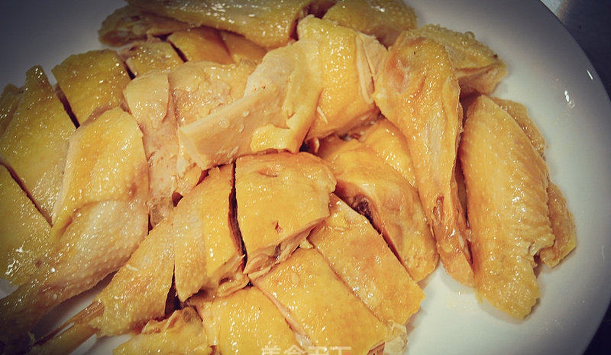 客家咸鸡实战教程:土鸡抹盐蒸熟就够香