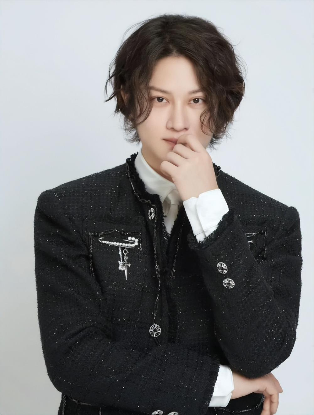 39岁的赵荀,从李二牛爆改成花美男,他的骨盆用3颗钉子挂在腰上