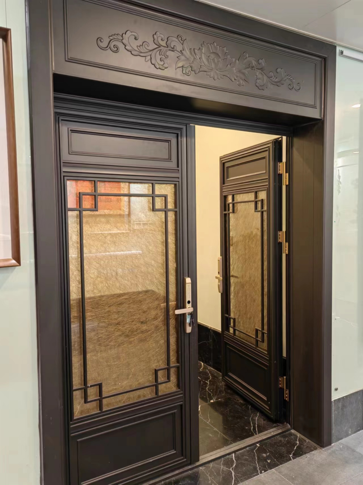 步入那扇仿古铝合金门,仿佛穿越了时空的隧道,来到了一个充满故事的