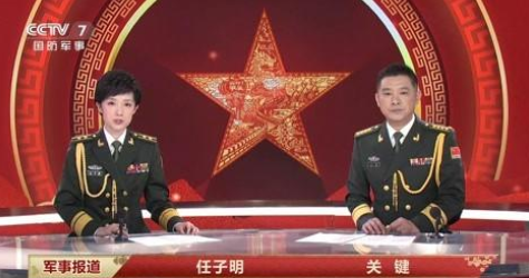 她是央视陆军中校主持人,也是屡获军功的军事新闻的女主持人