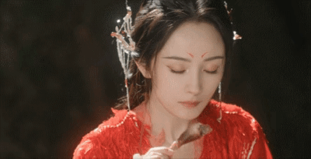 他们感到奇怪,一向在古装剧领域表现出色的杨幂,竟然在改编自动漫的