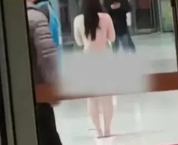 一名女子裸奔图片