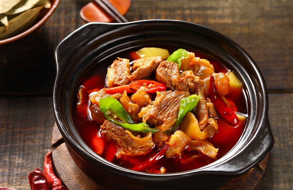 家常香辣牛腩煲这样做,汤汁拌饭能吃三大碗!