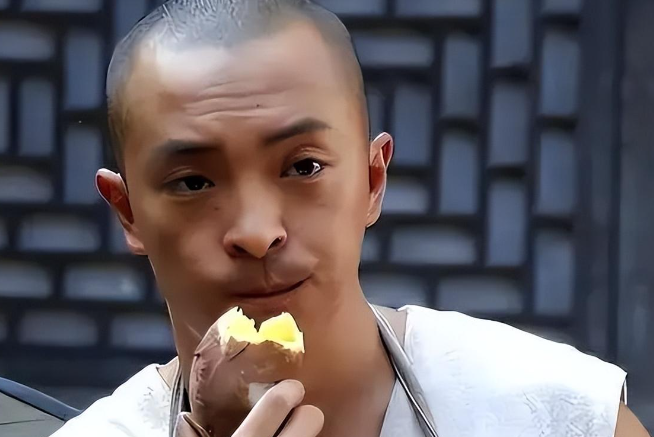 穷得送外卖,逛街像流浪汉,影帝富大龙的清醒打了多少明星的脸!