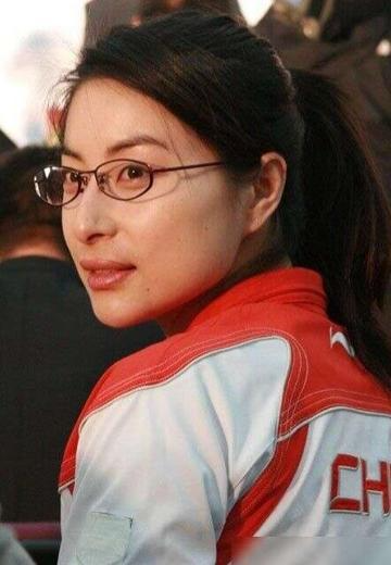 郭晶晶裁判长造型曝光,白衬衫黑裤子戴眼镜,气质干练又美又飒!