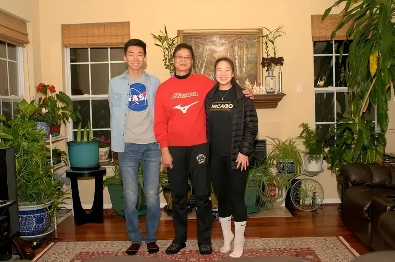 "女排明星"周晓兰:丈夫是男排名将,辞官赴美28年,现在怎样了