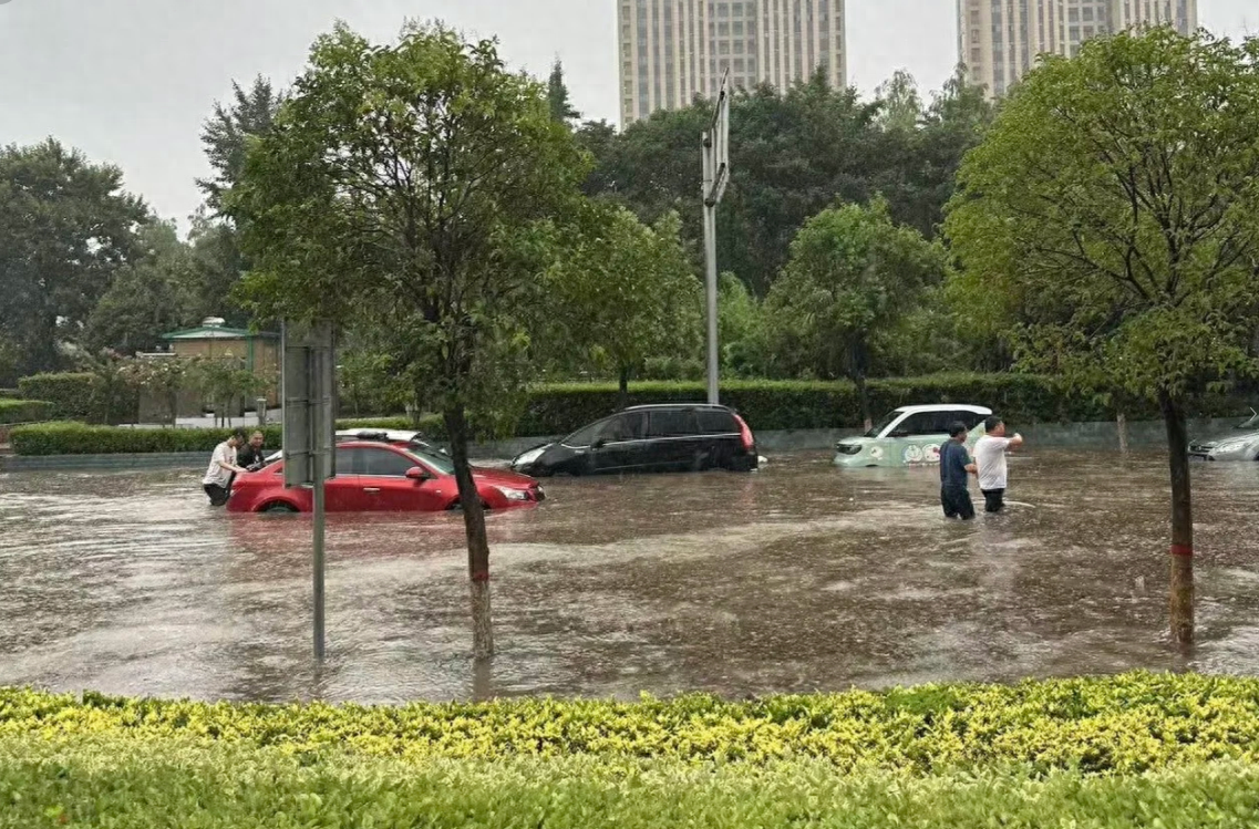 胖东来再次出圈!许昌暴雨成海,顾客依旧不断,细节拉满暖心满满