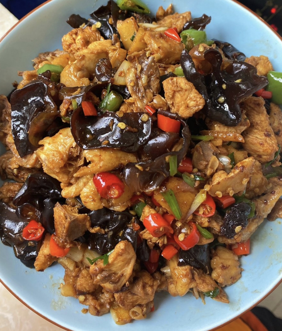 四川广元青川县特色美食:青川木耳炖鸡配青川豆腐的山区之味