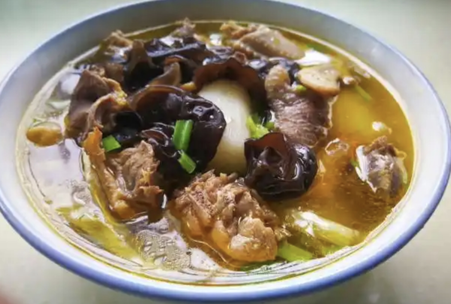 四川广元青川县特色美食:青川木耳炖鸡配青川豆腐的山区之味