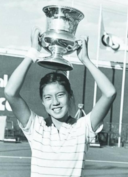 体坛"败类"胡娜,赛前背叛队友加入美国,晚年回国改行举办画展