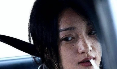 被称"烟鬼"的几名女星,周冬雨烟不离手,刘亦菲14岁抽烟好意外