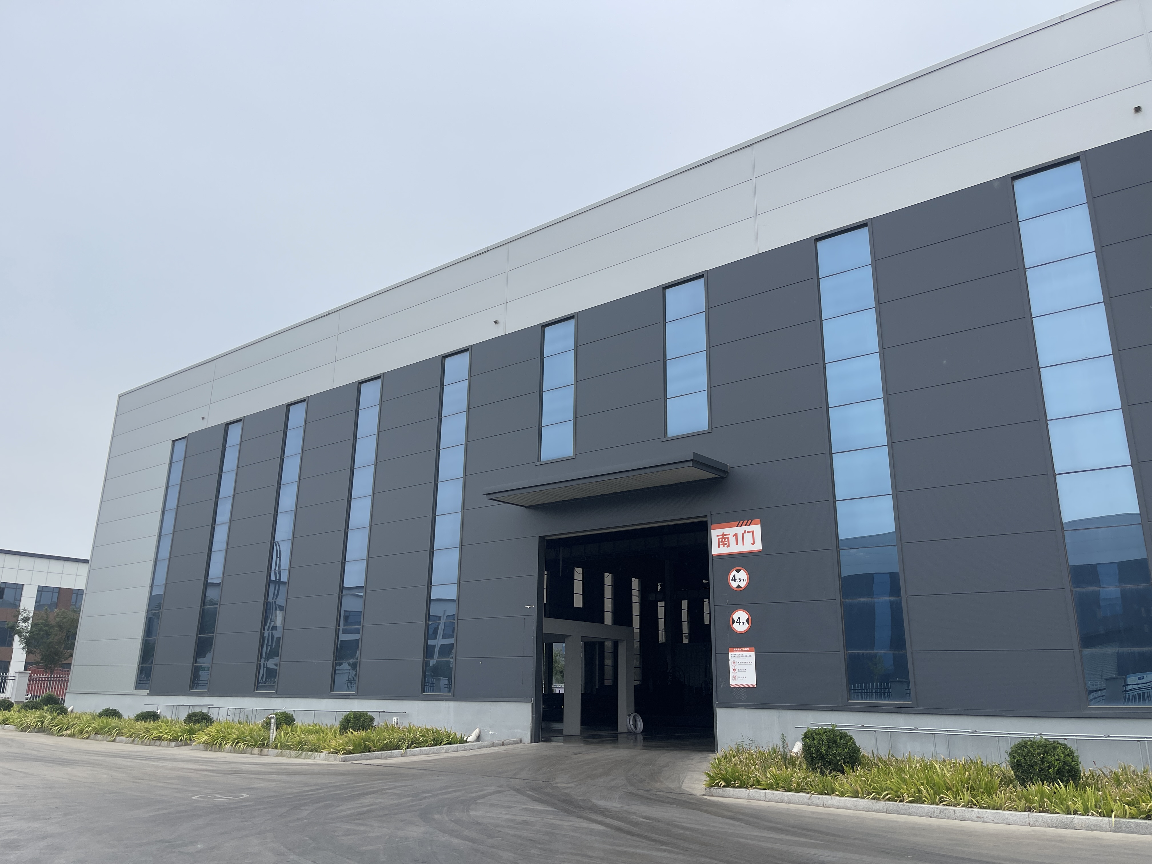 钢结构厂房:现代工业建筑的智慧之选