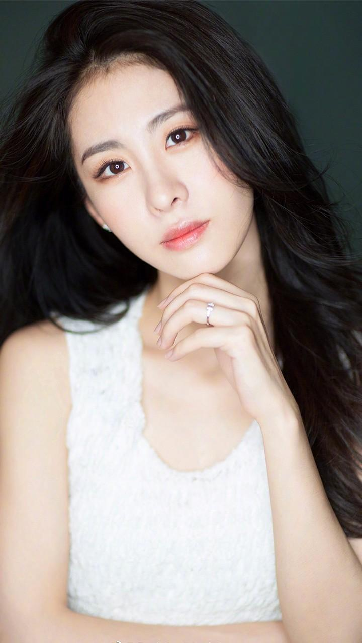 张碧晨直播引热议,回顾其与前男友往事,曾独自生产后公开有女