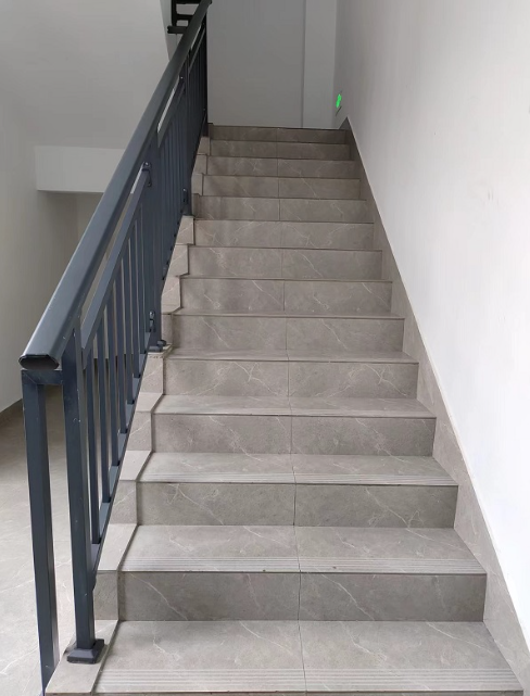 故事:小区楼梯间的白衣女子,邻居:几年来,每到凌晨都会出现