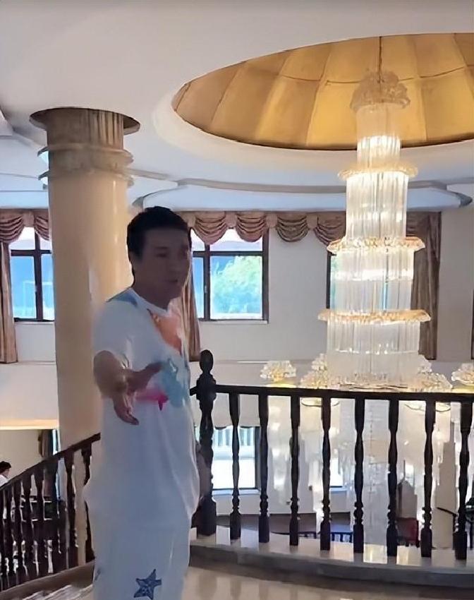 杨子新豪宅为黄圣依保留房间,与28岁现任共居,未料现任与前妻竟有旧识