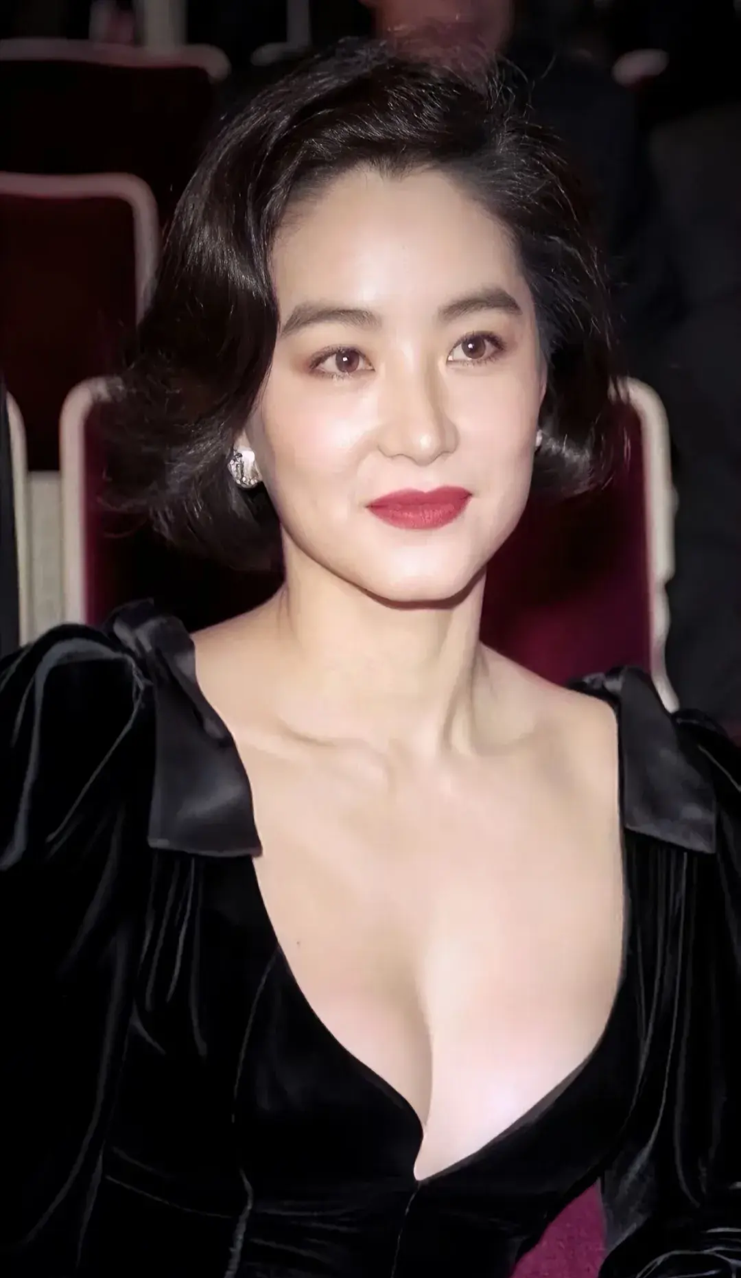 林青霞身材曼妙,又瘦又有肉,连脚趾头和粗眉毛都是美的