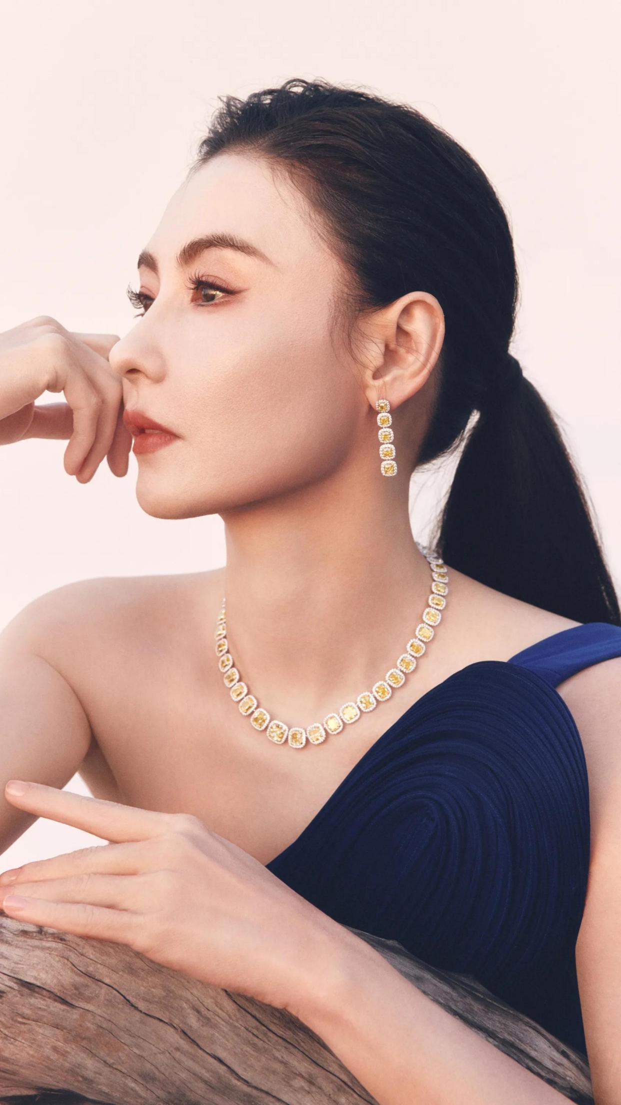 美女壁纸—一袭蓝色礼服的张柏芝