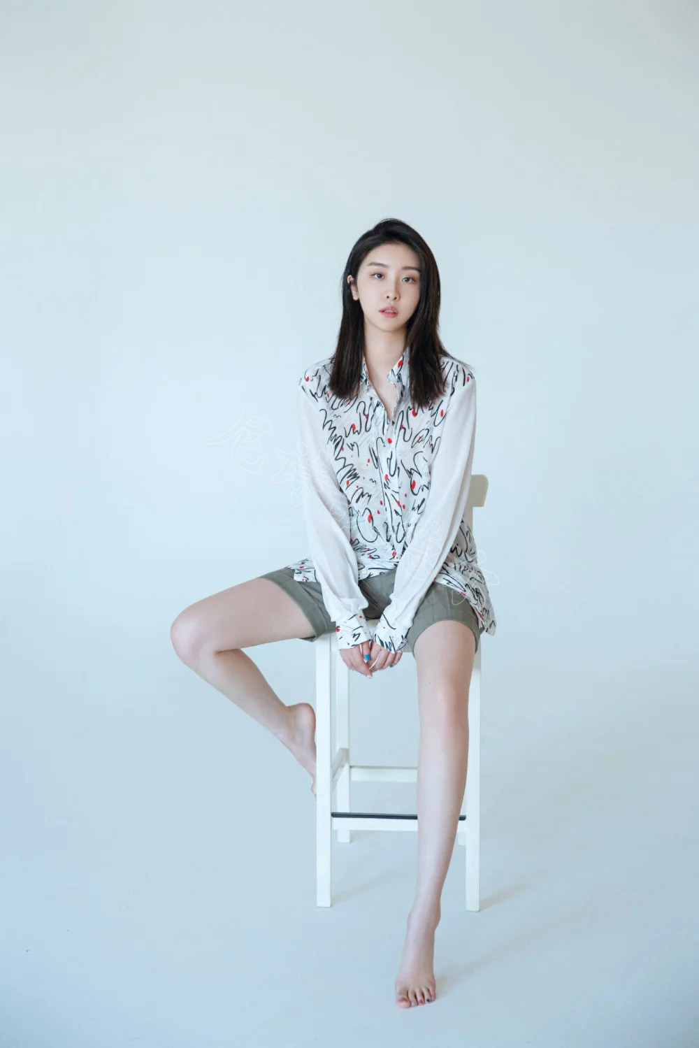 赵小棠光脚写真:纤细精致,玉腿修长!年轻真好!