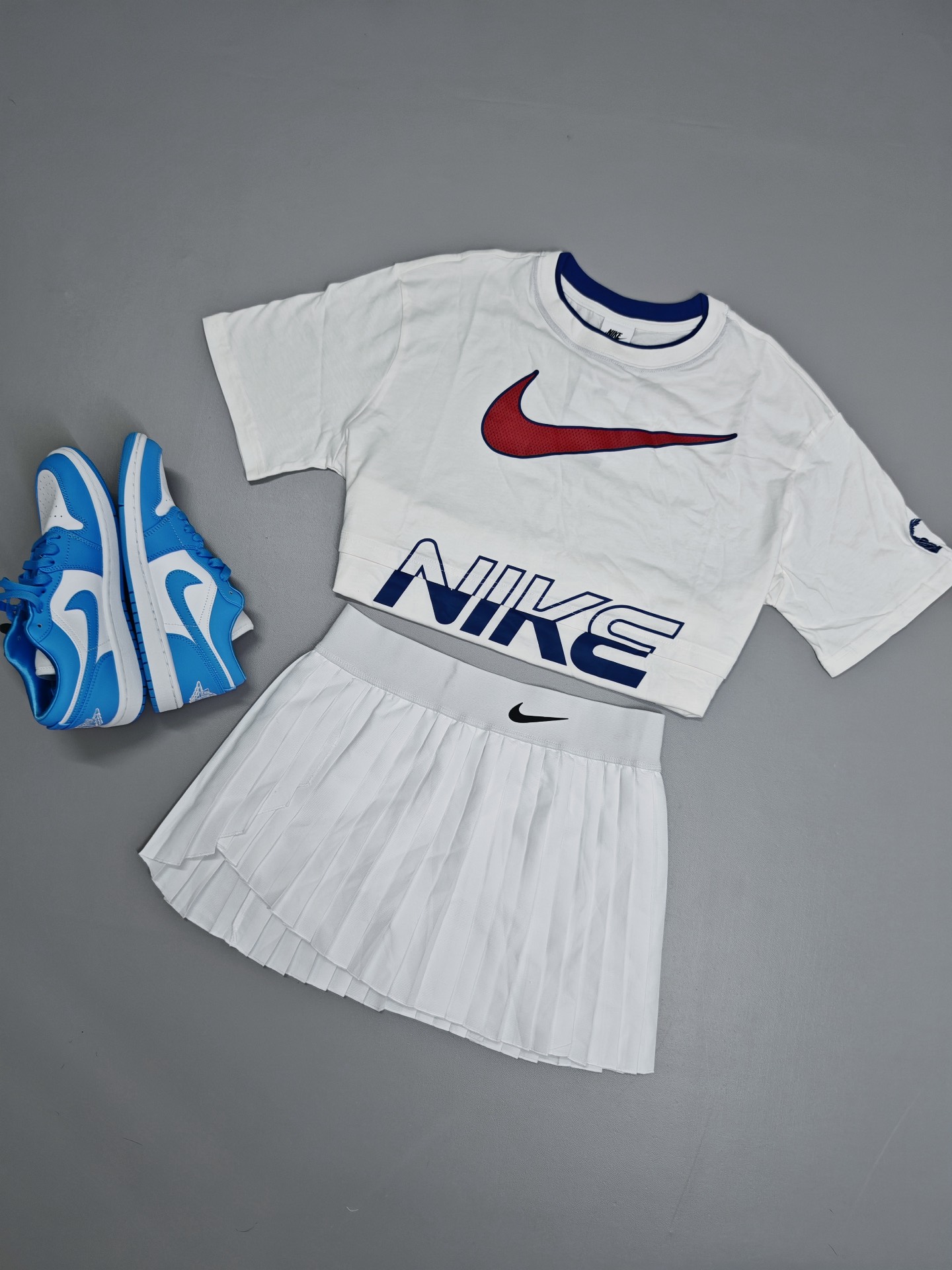 纯白色小短裙搭配nike 印花短t,这样搭时尚减龄,非常好看!