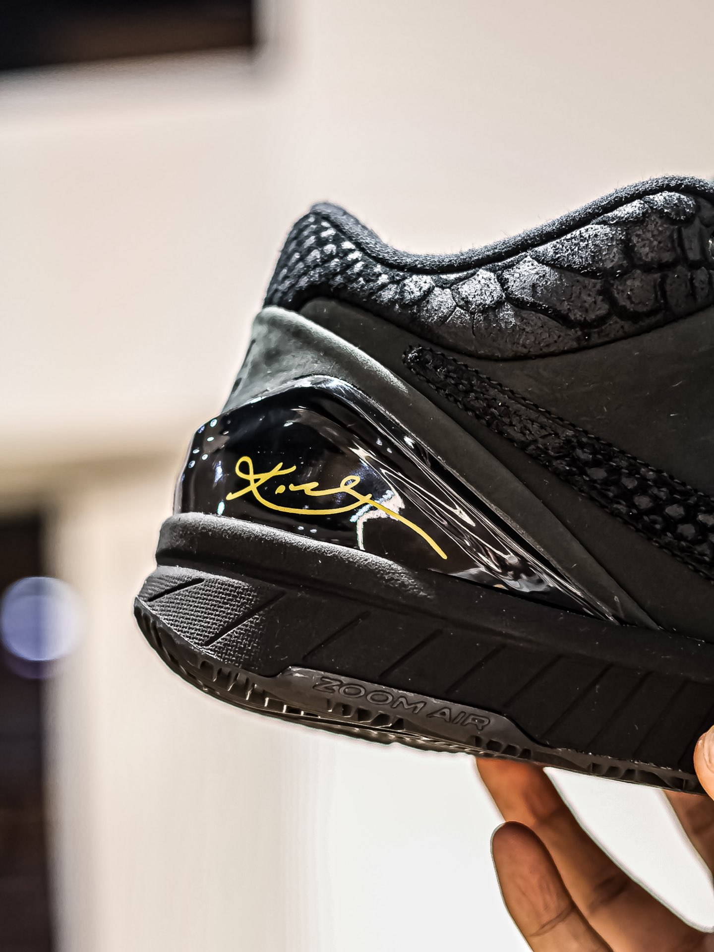 推荐类# 作为一款「黑曼巴」主题配色的鞋,鞋身的仿蛇纹皮革轮廓无疑