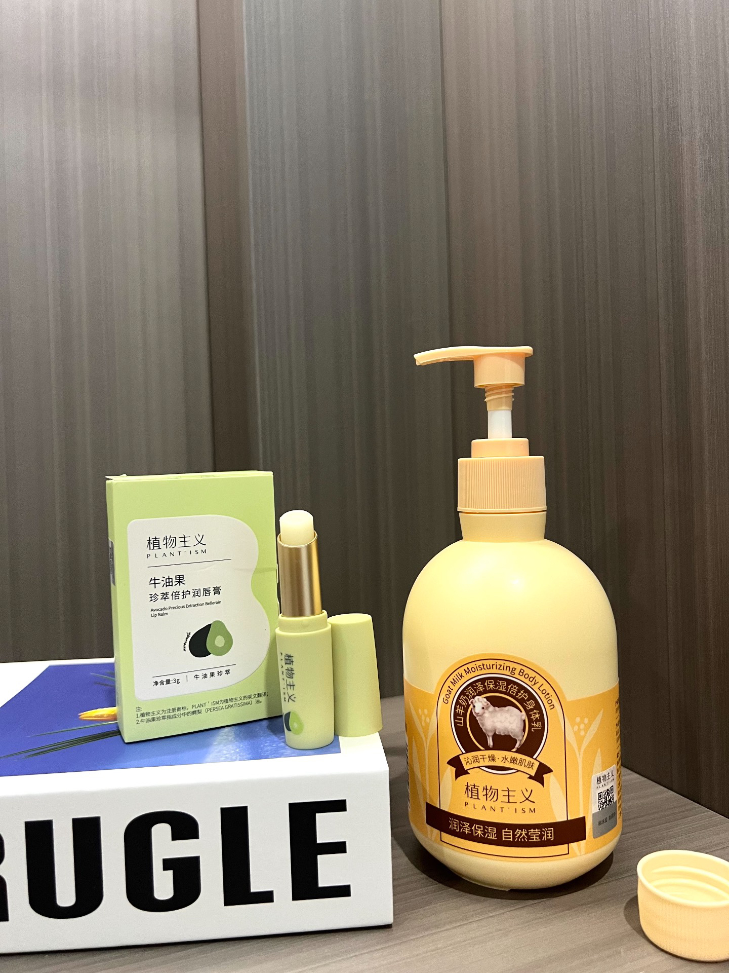 泵头是独立真空包装的 泵头按压设计,用起来很方便 白色乳液质地