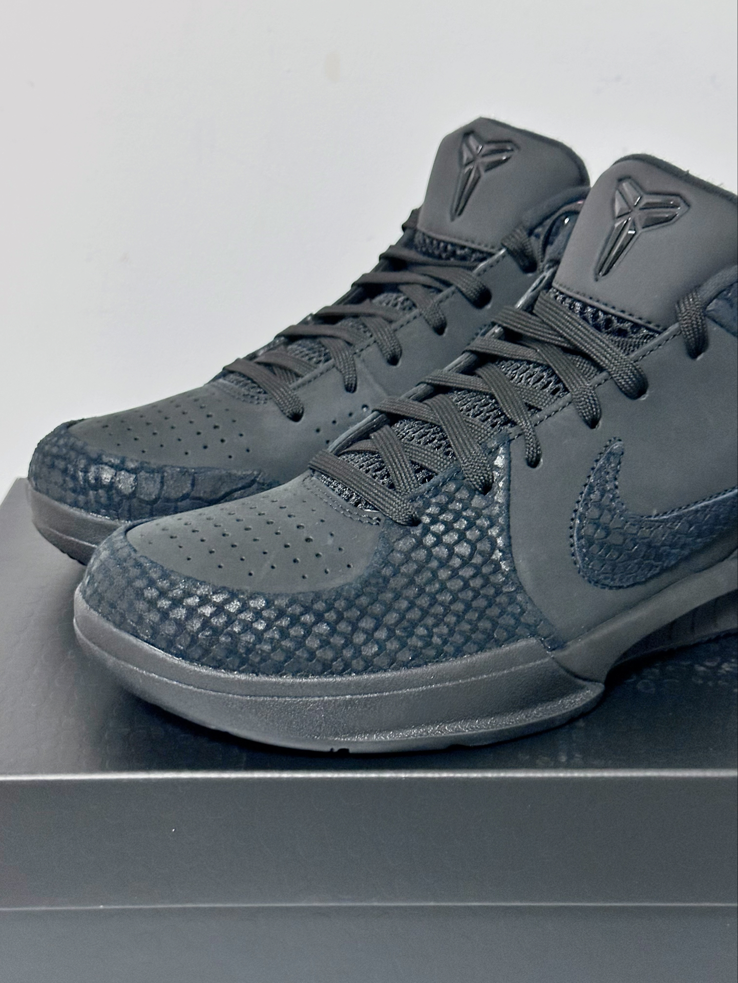推荐类# 黑曼巴配色科比4,磨砂皮蛇鳞设计,质感上乘,纯黑但层次感