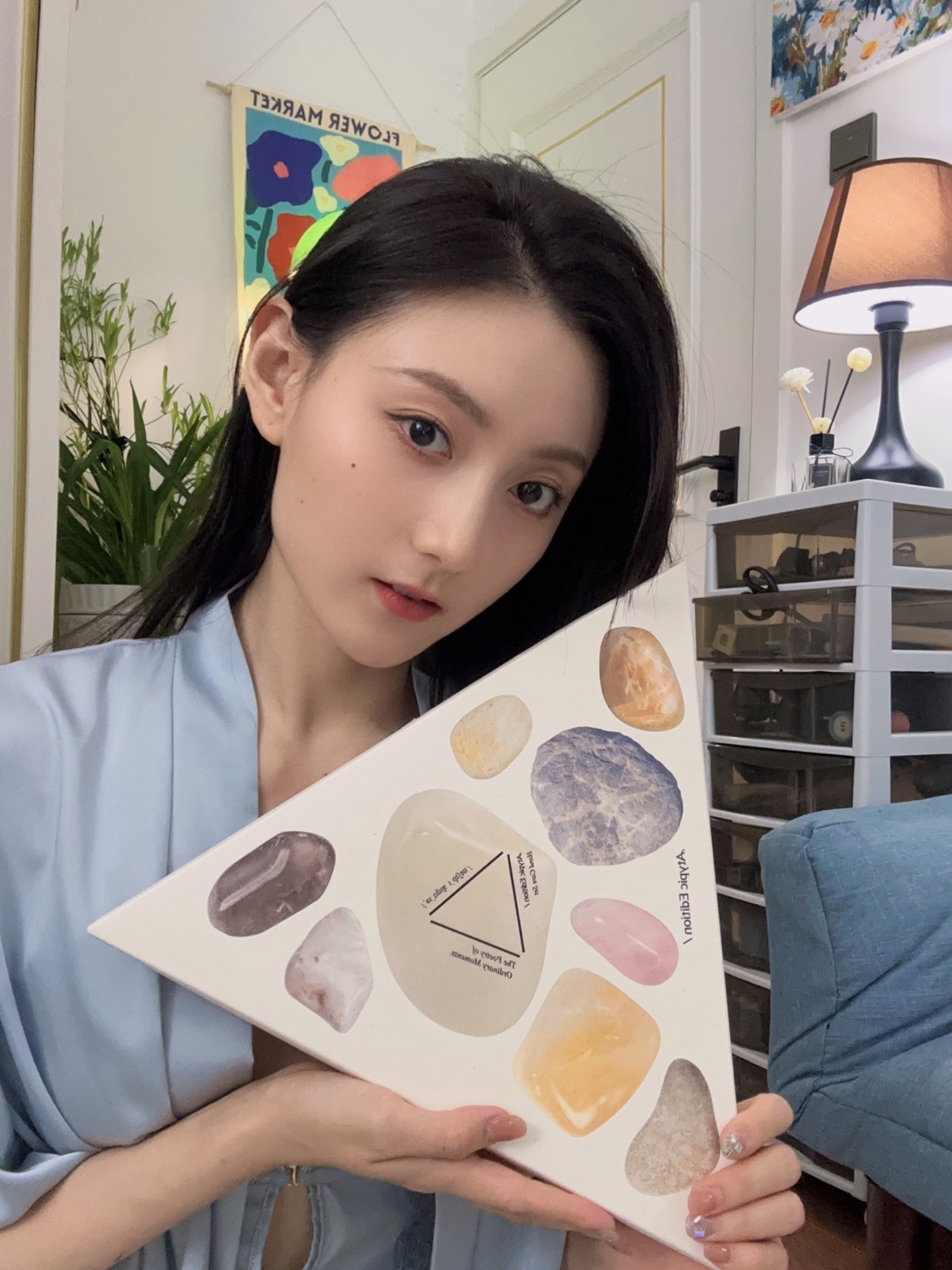 是透明质地的 护手霜质地超滋润好吸收 小小一个放在包包里也很好携带