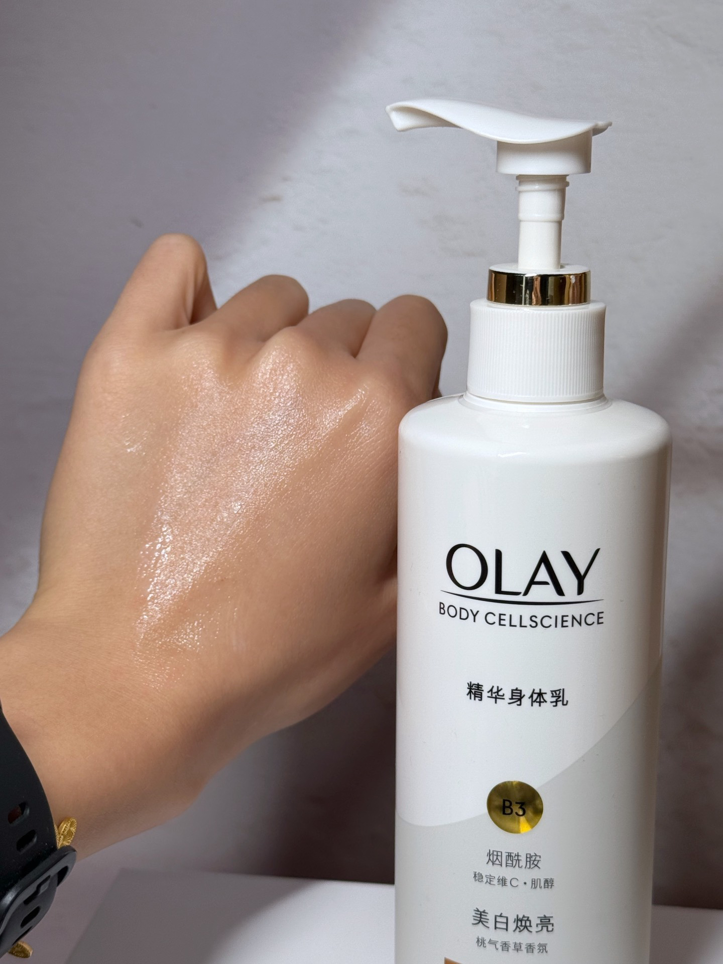 大家推荐一款既能保湿又能美白的身体乳最近一直在用这款olay身体乳