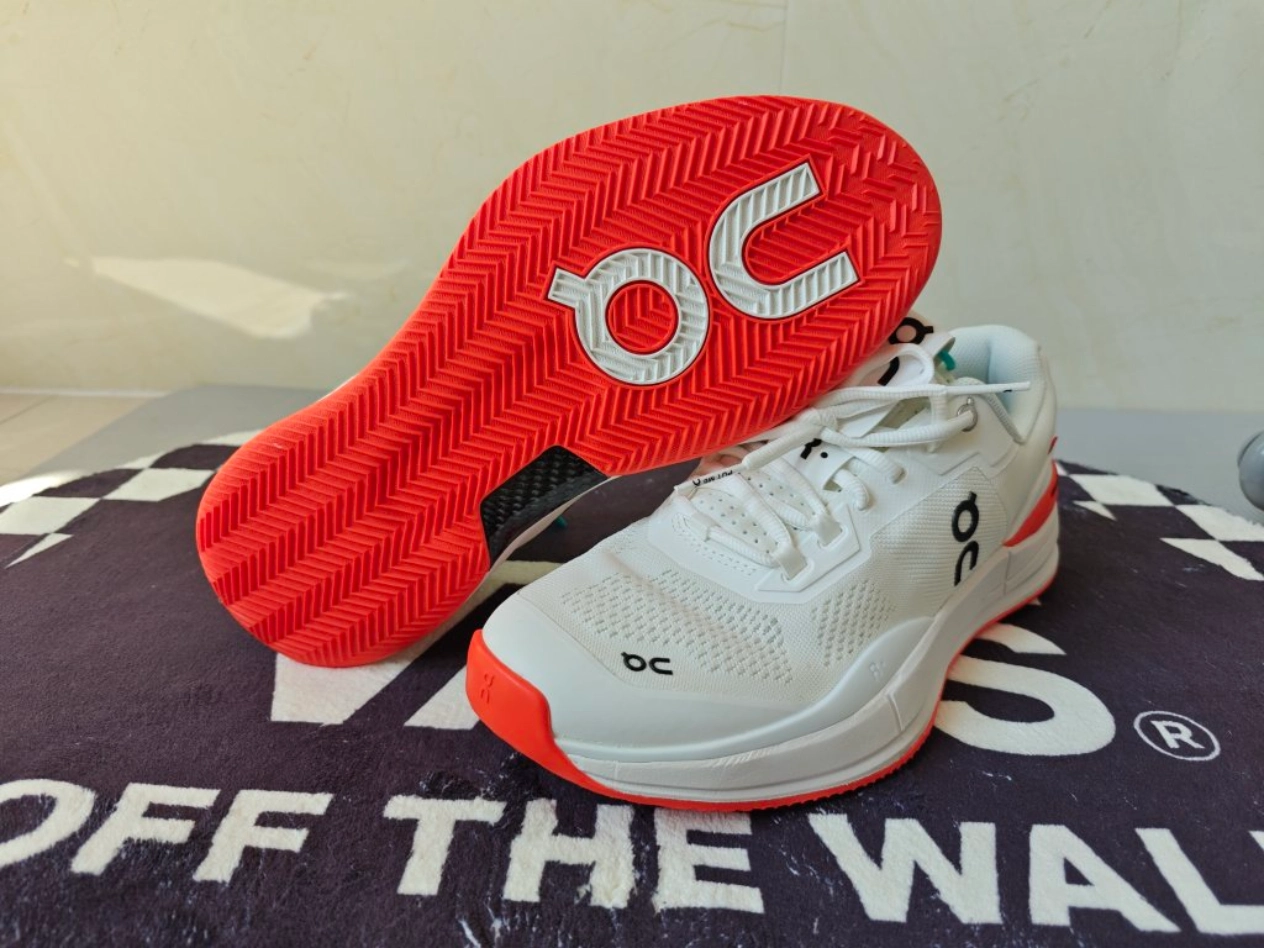 昂跑家这款roger pro clay是针对红土赛季特别设计的一款网球鞋,白色