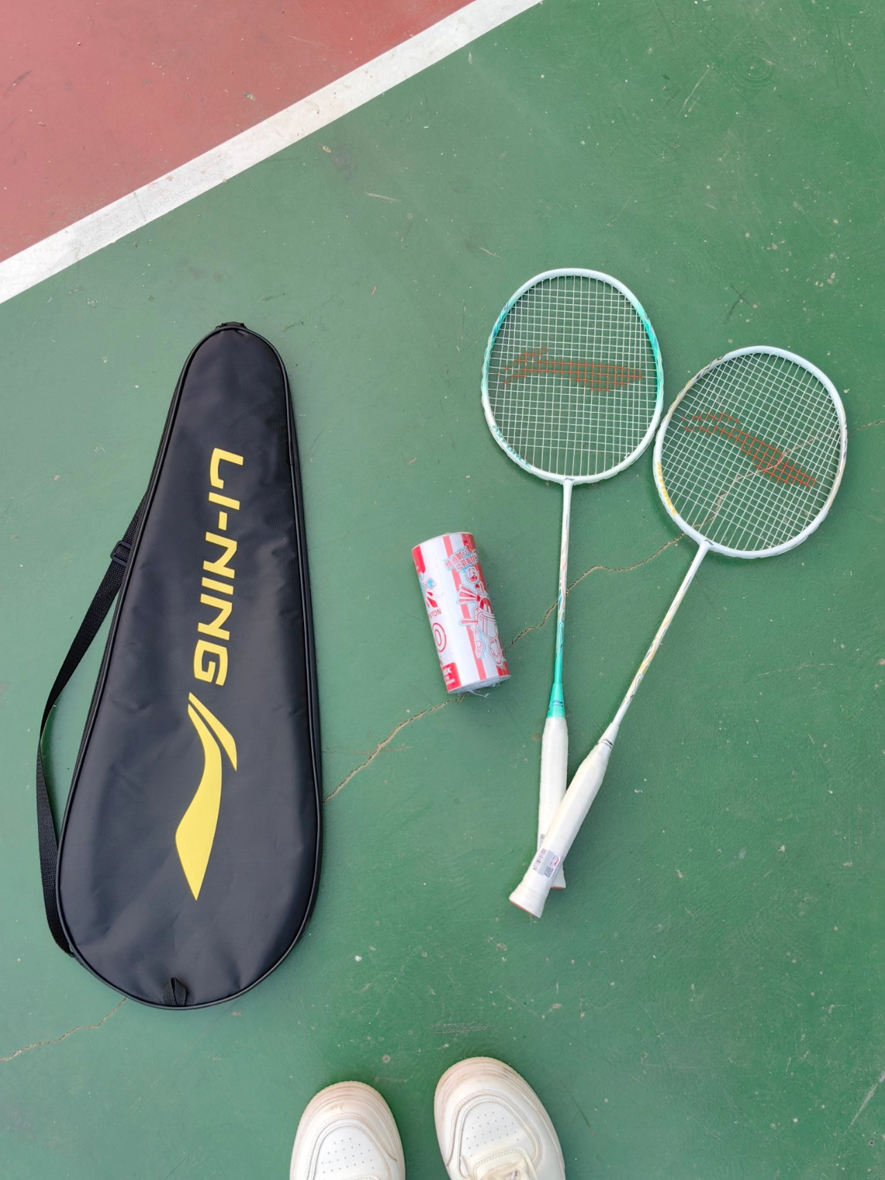 月底发工资专门买了期待已久的李宁的这对雷霆系列的羽毛球拍 拿在手