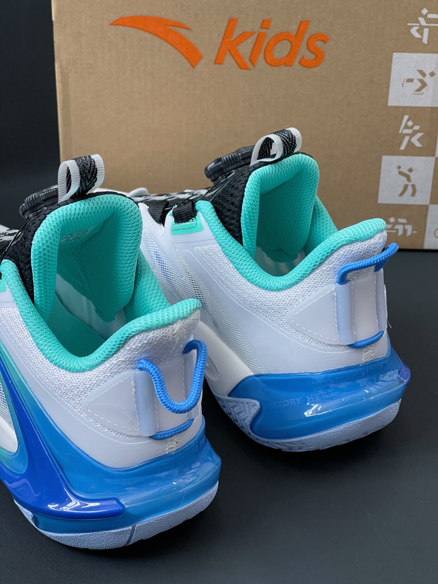 安踏儿童 户外专业比赛篮球鞋 鞋身以白色为主调,蓝色,绿色点缀 夏天