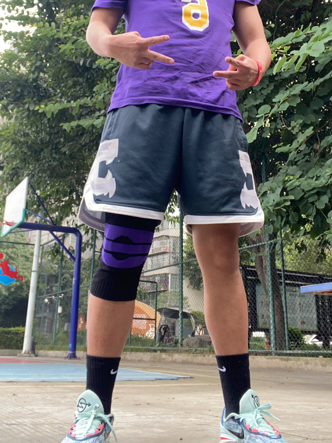 承受不住还好它及时出现让我在 中年人打篮球实拍打篮球拉裤子