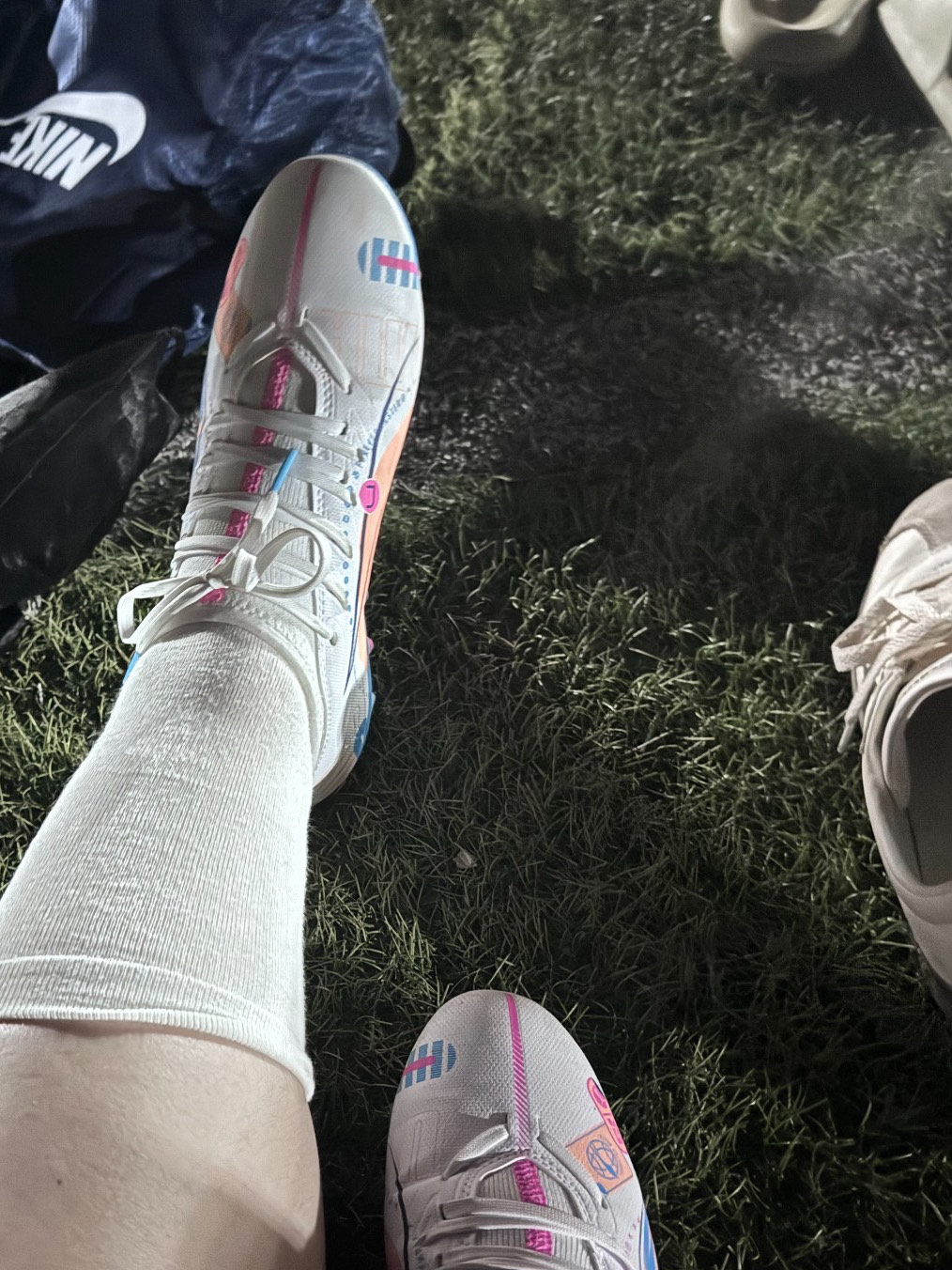 适合在人造草皮上踢,不建议在沙地或者天然草但秃的场地,容易打滑