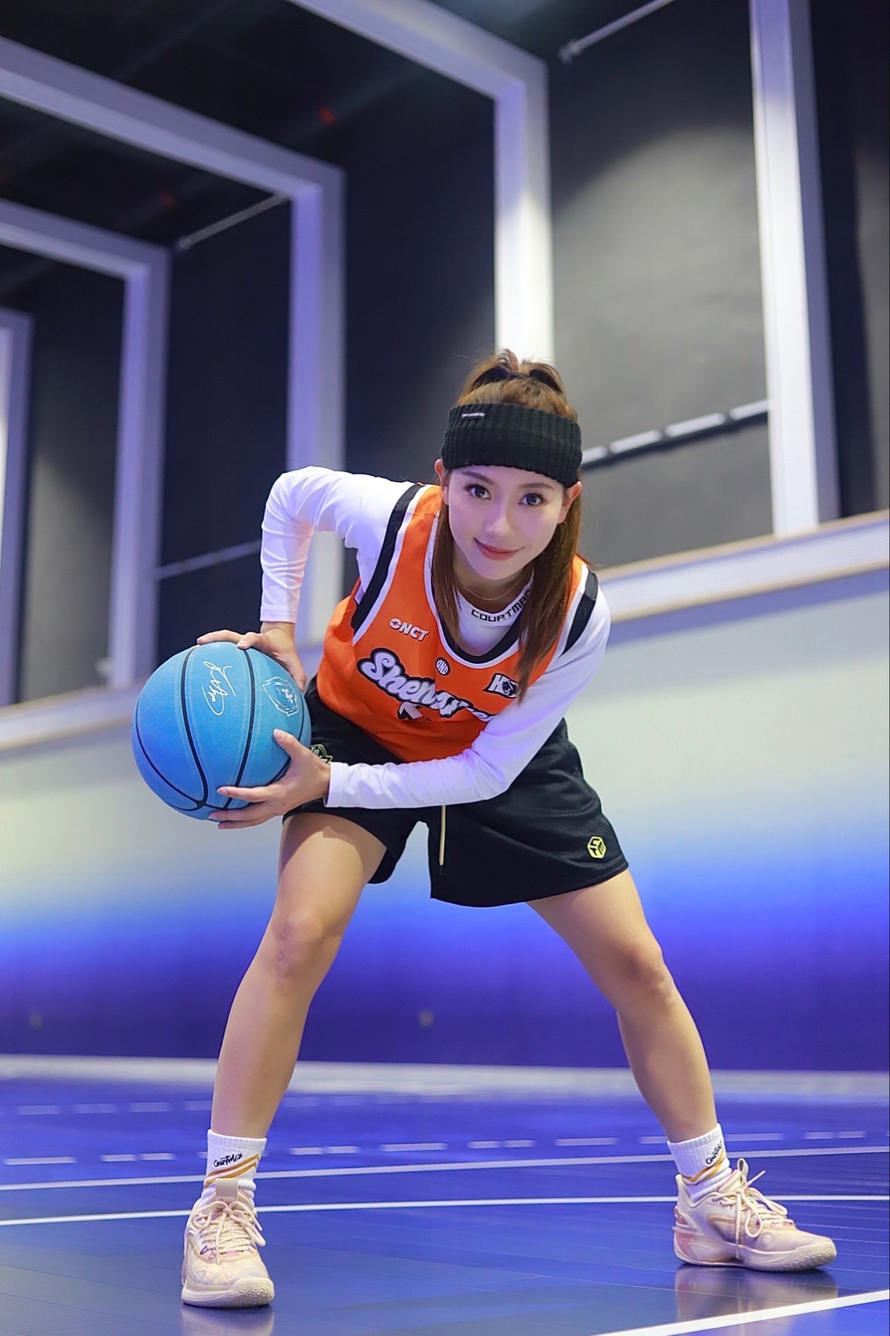 的衣服 而喜欢打球的我也想用一双球鞋开启新的爱情而已周雨彤运动装