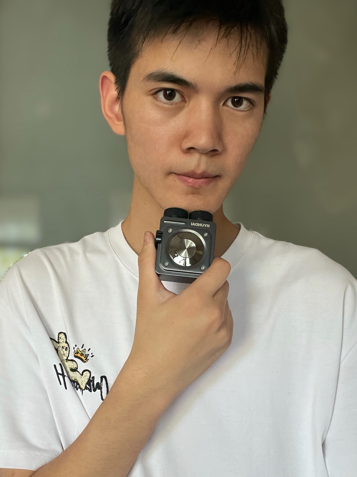 我把礼物拆开一看,是一个便携式剃须刀,怪不得说是小惊喜