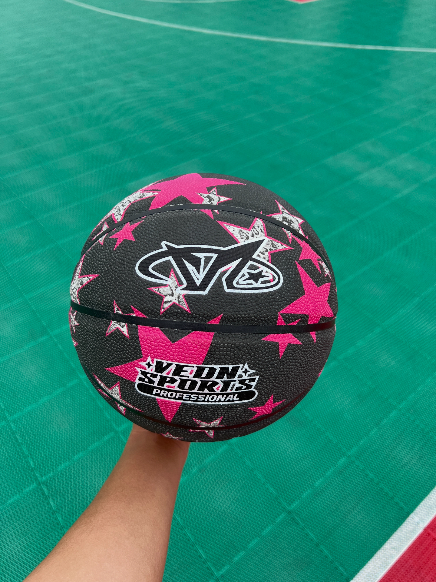 篮球融入了星星的元素,带来了很好的视觉冲击,颜值这一块简直
