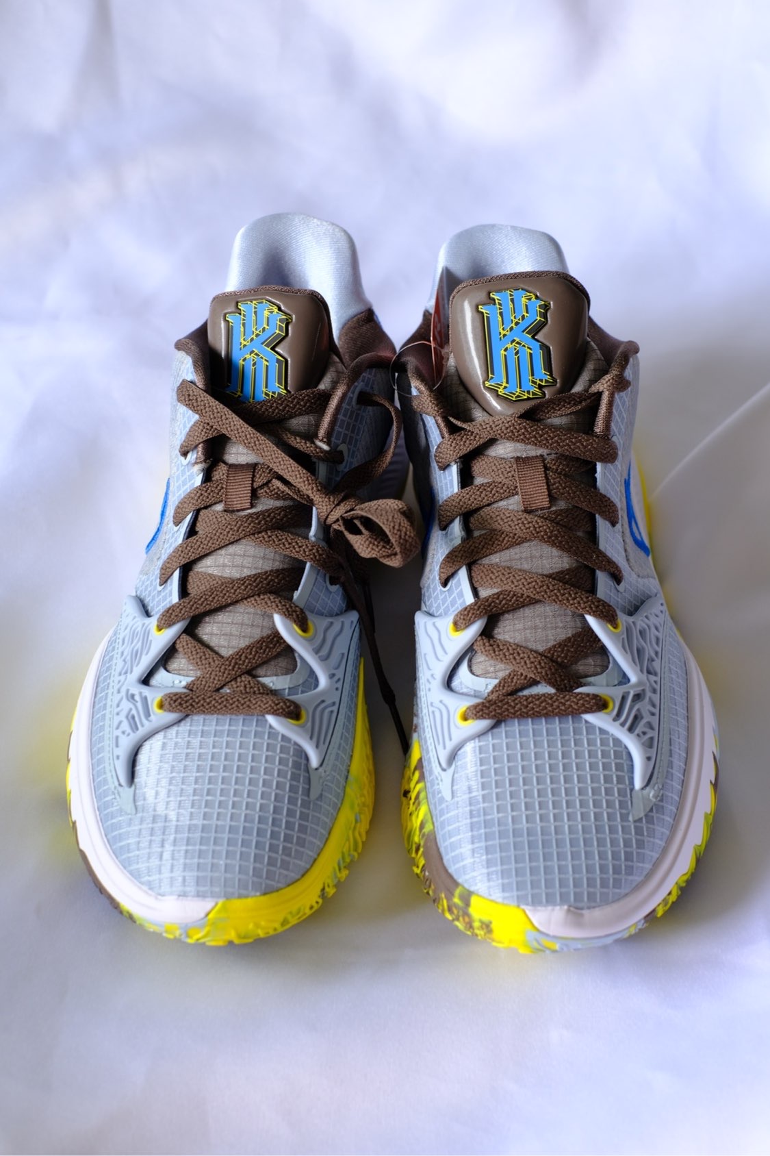 kyrie low 4 ep 篮球鞋摒弃冗余元素,简约轻盈,同时可妥善包覆双足,有