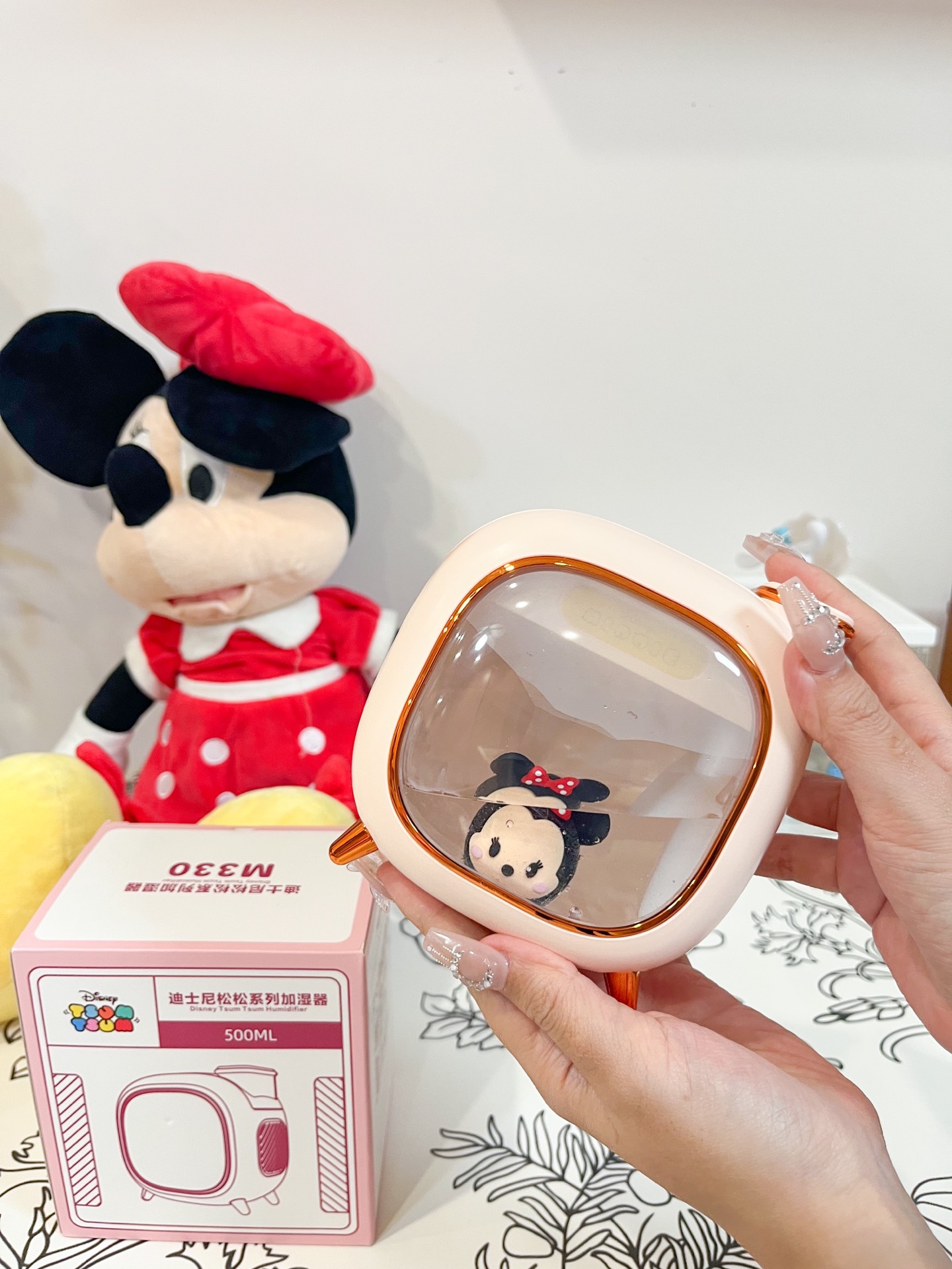 没想到吧,这个装着米妮小巧精致的小盒子居然是个加湿器,还是双喷头