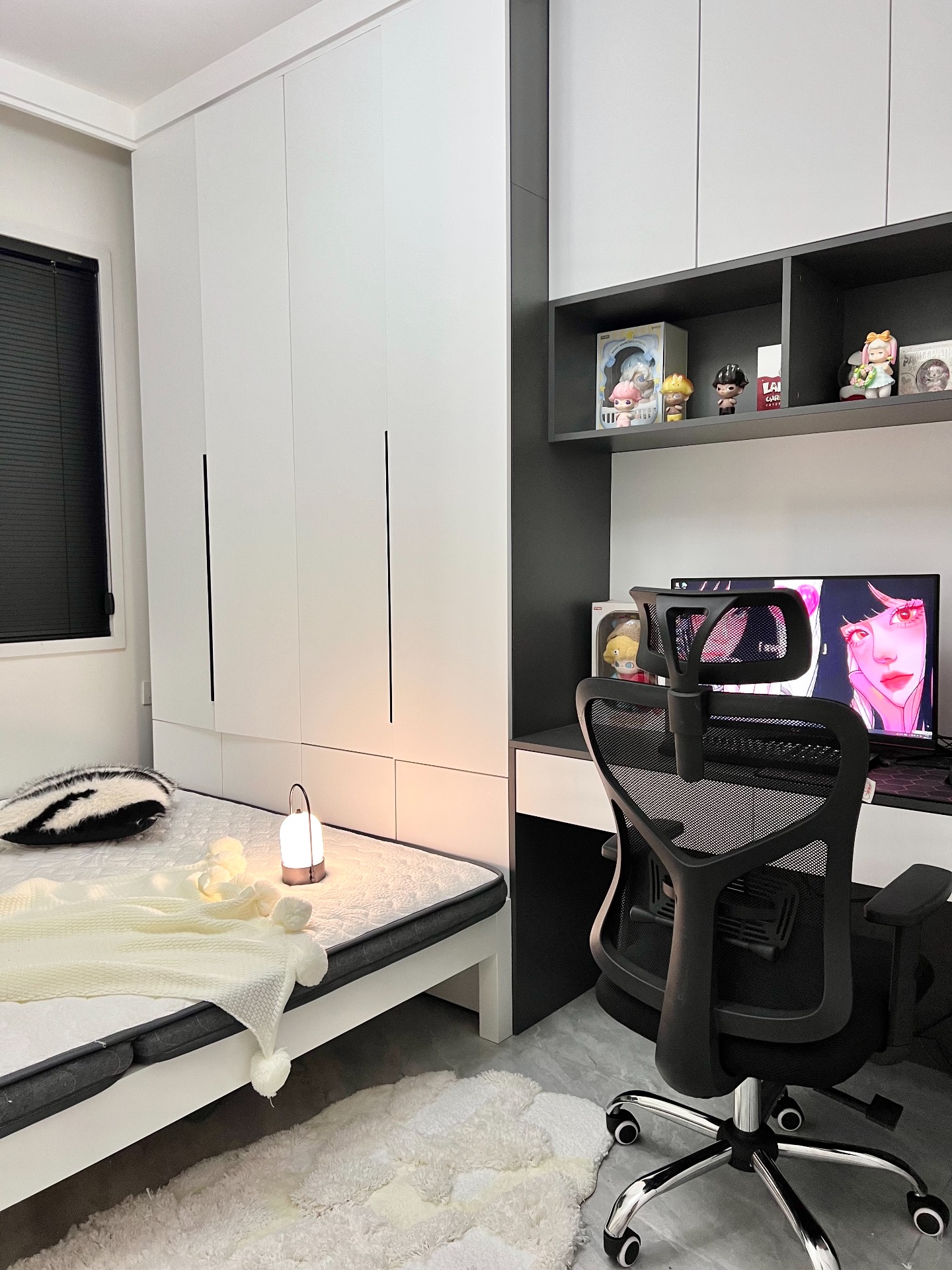 这个房间是家里的小次卧 只有不到9平方 被我做成了室友的电竞房 卧室