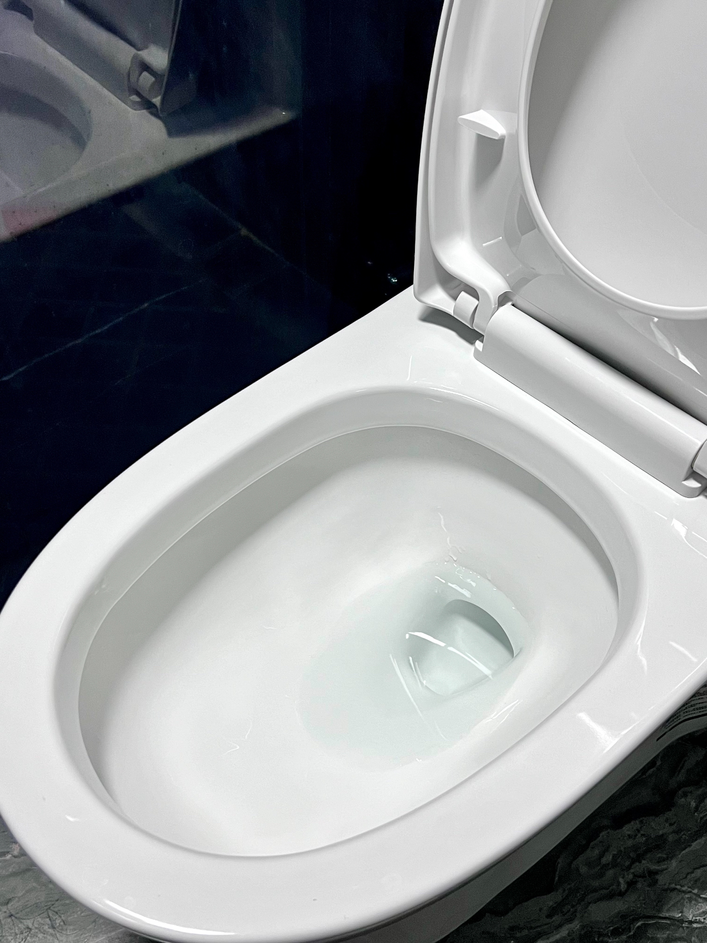 适合我这执蚩 马桶里面有洁厕泡泡