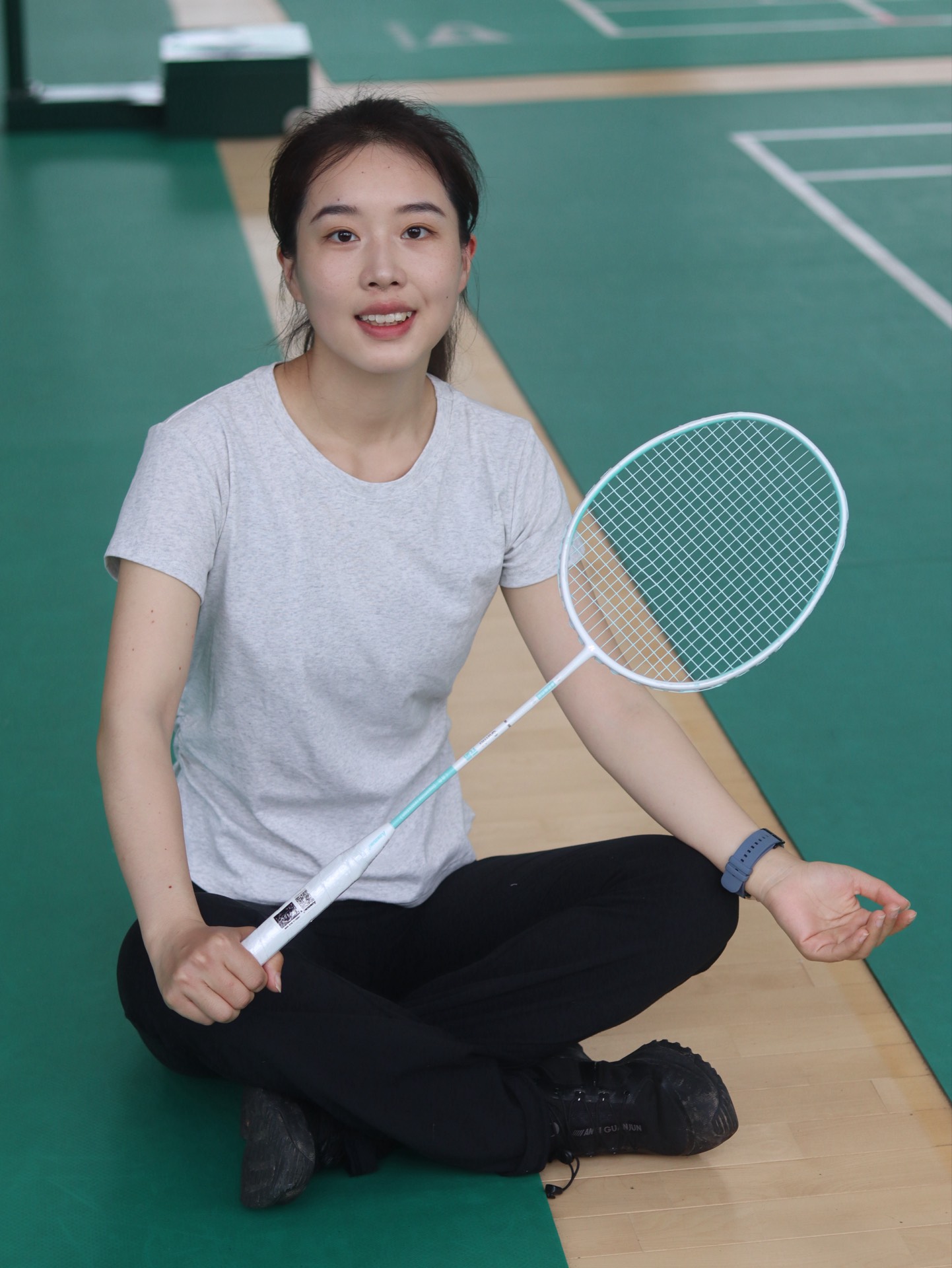 今天用的川崎这款全碳素羽毛球拍,元气绿色颜值很高,攻防兼备,打