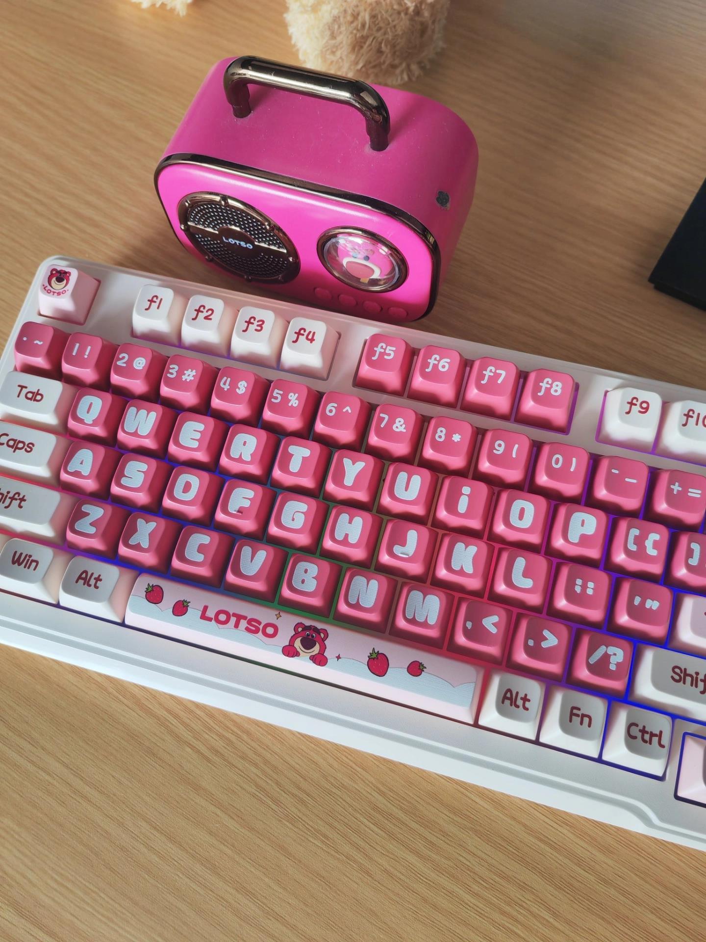 推荐类# 给公司办公桌添置了一个粉色的机械键盘,这看着有点惊艳!
