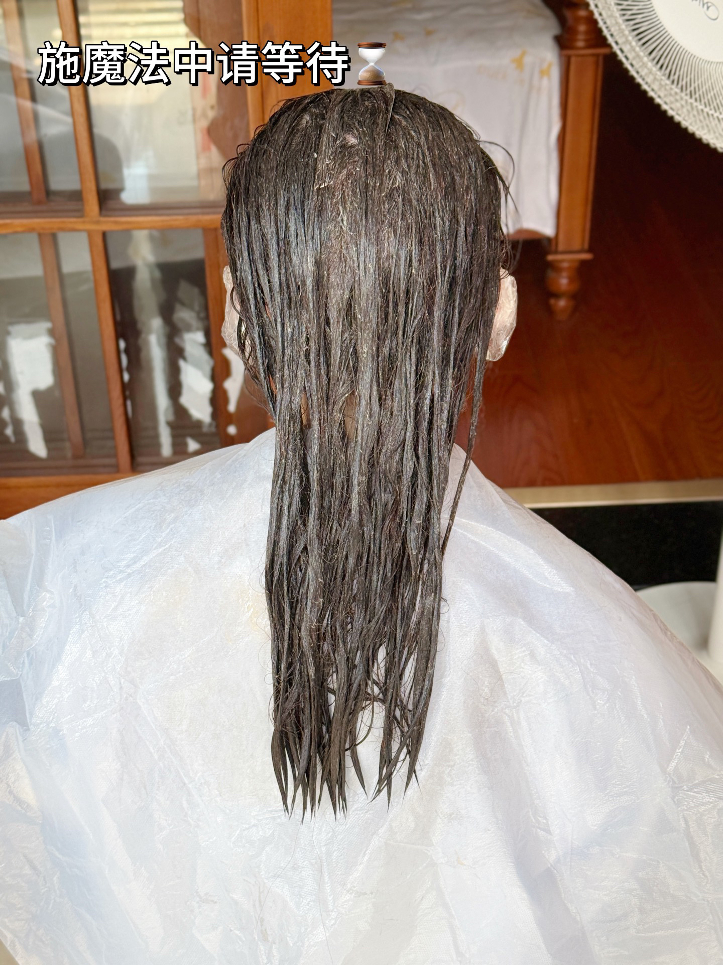 有一点点偏黄 上色真的很均匀哇 头发变浅了感觉整个人的气质都不一样