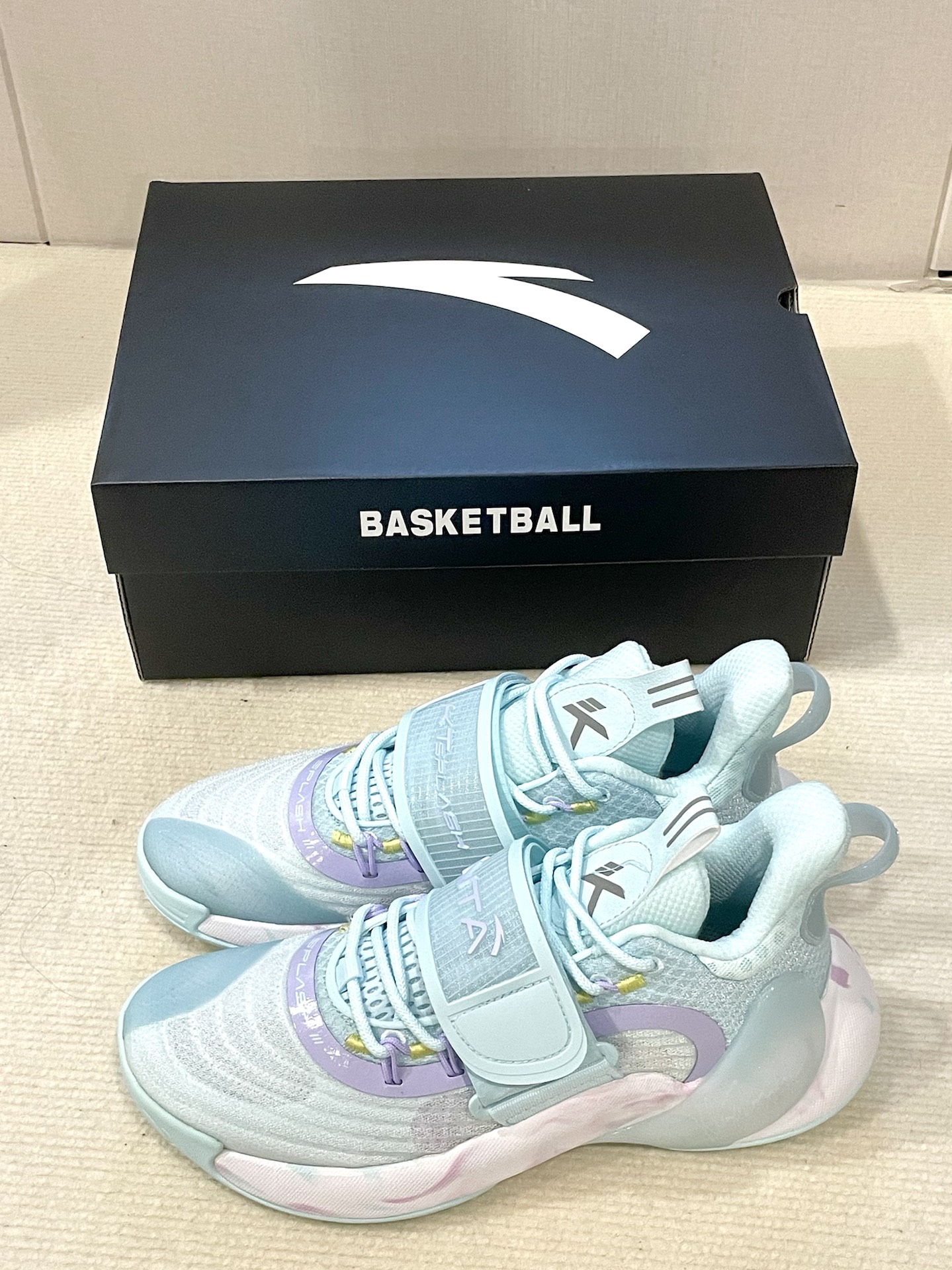 日常搭配   好搭配,安踏魔术贴鞋子设计安踏下架的篮球鞋