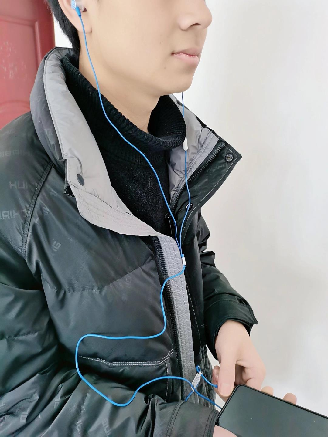 耳机质复靼肴攵 耳机的男生图片带半入耳耳机