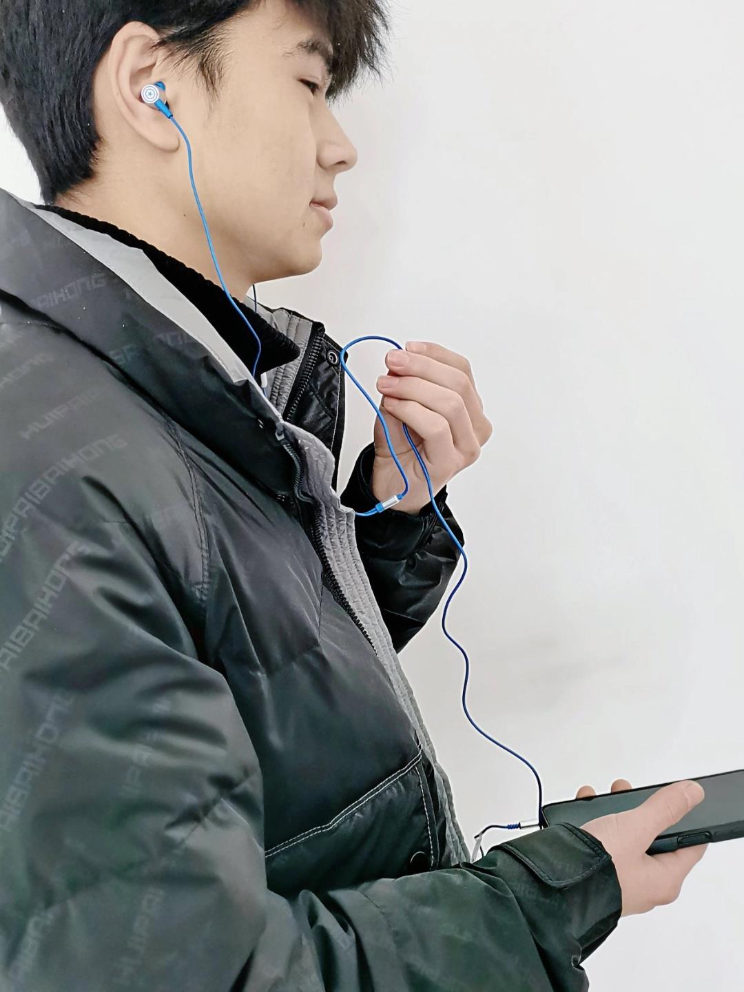 耳机质复靼肴攵 耳机的男生图片戴有线耳机的