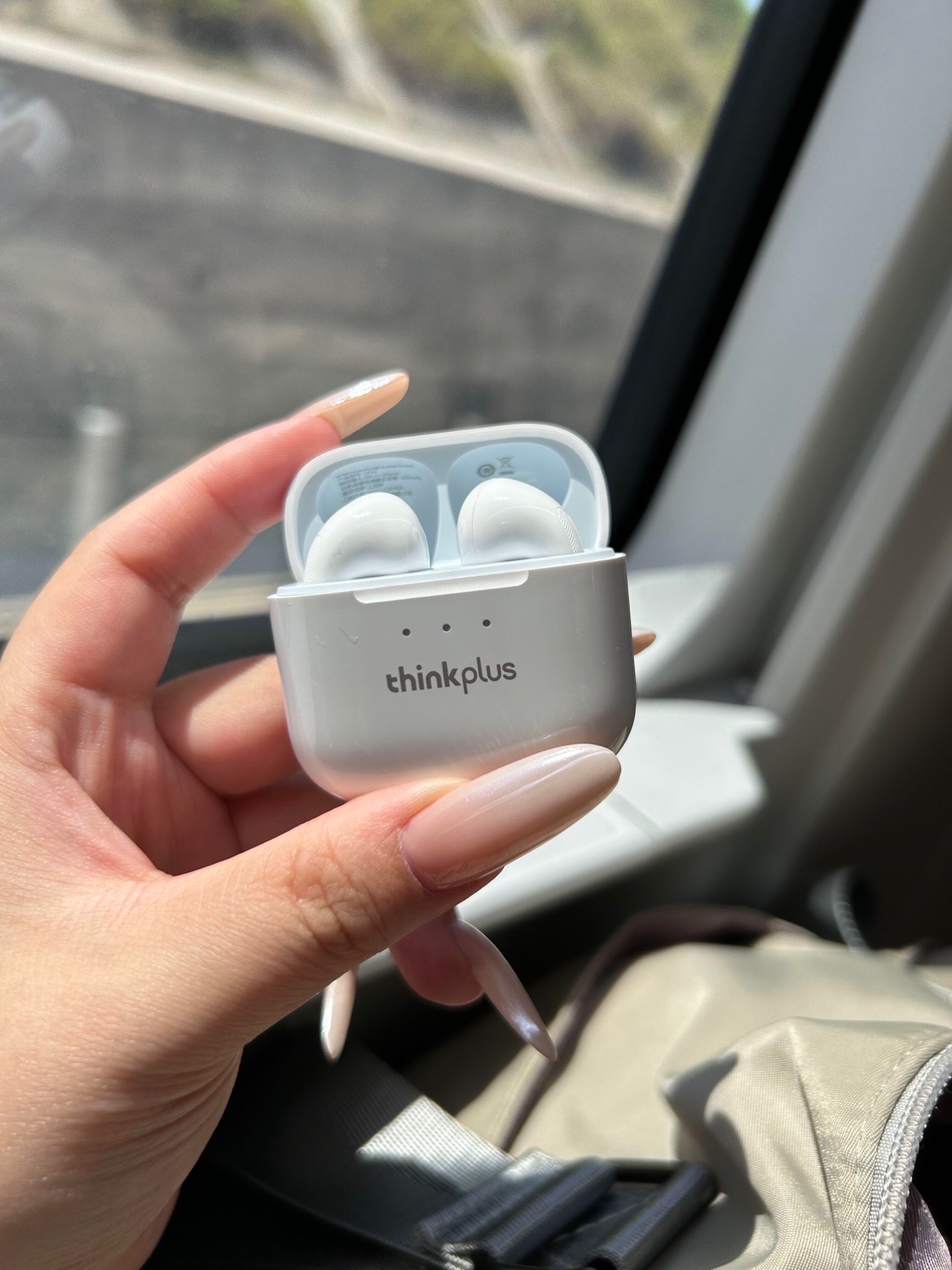 简约的设计太耐看了 坐了好久的车,半入耳式设计久戴不疼奥!