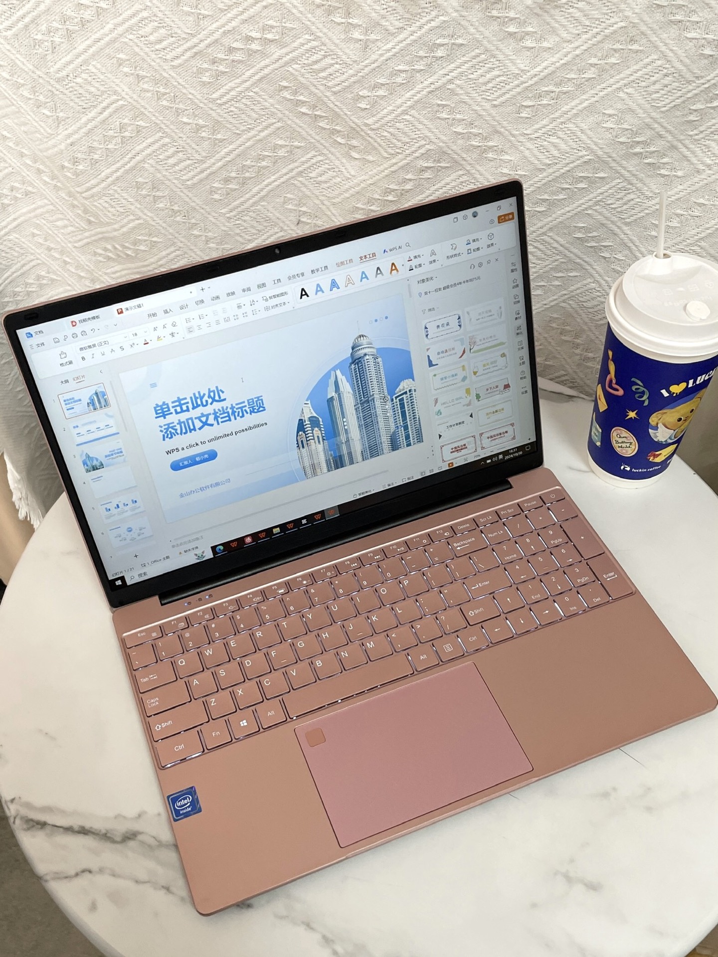 这款开机速度贼快,电脑屏幕色彩让人感觉蛮舒服