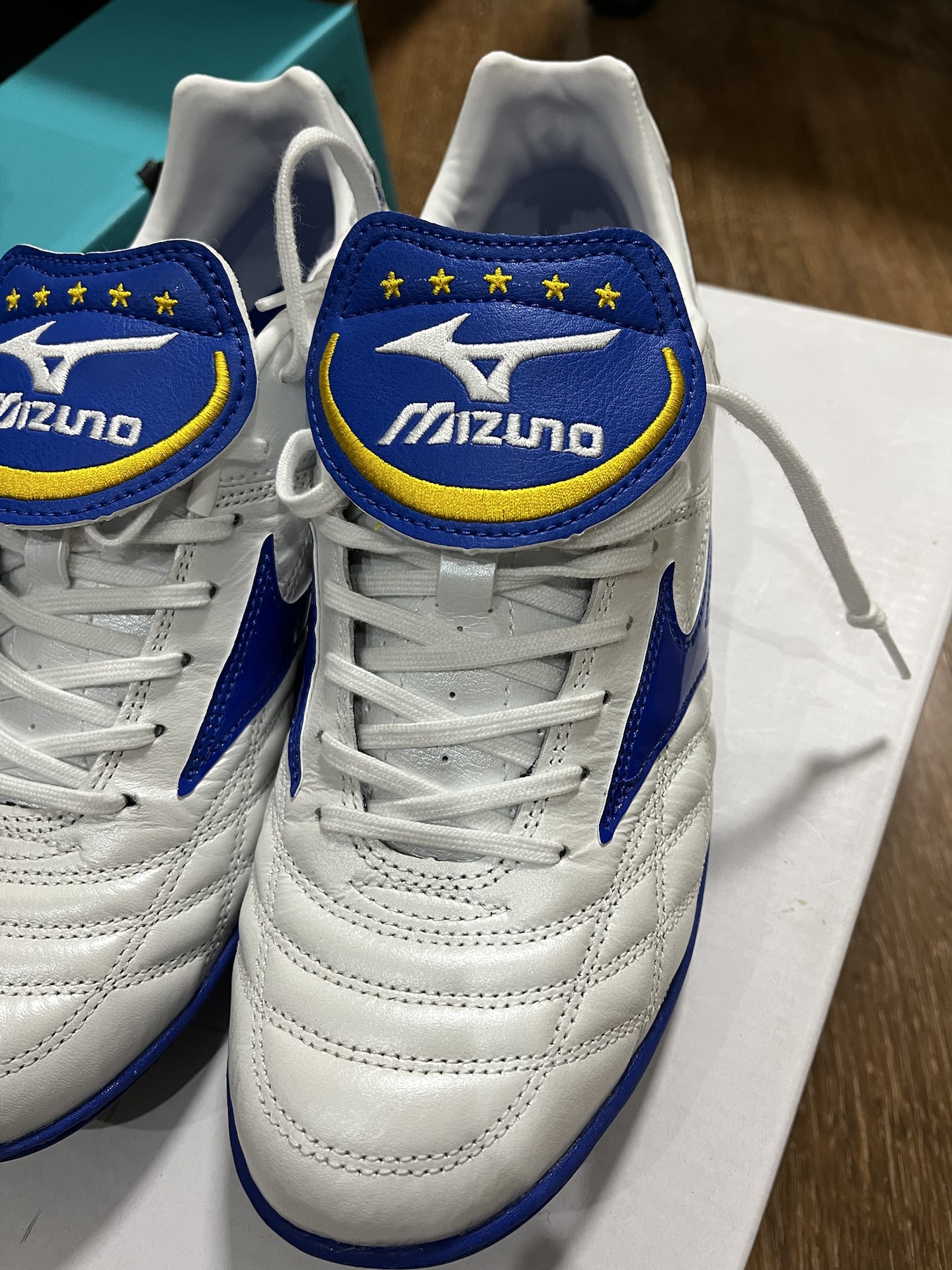 那种若即若离的感觉才是一双合适的好鞋,我觉得足球鞋不必太在意缓震